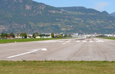 La pista di decollo e atterraggio dell'aeroporto di Bolzano: il futuro dello scalo sarà affidato ad un referendum popolare