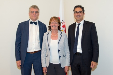 Il direttore generale Thomas Schäl, l'assessora alla sanità Martha Stocker e il presidente Arno Kompatscher