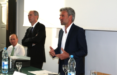 L'assessore Arnold Schuler durante il suo intervento al convegno di Innsbruck