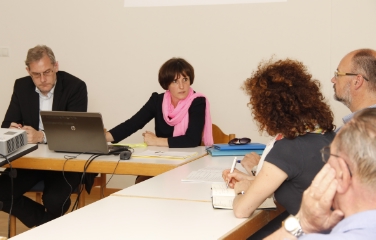 L'assessora Waltraud Deeg a colloquio con i vertici del KVW per discutere il nuovo piano sull'assistenza all'infanzia