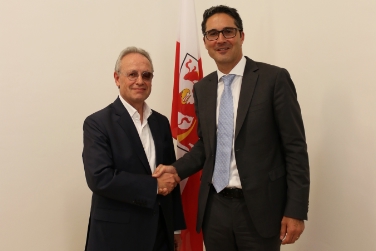 Il presidente uscente dell'EURAC, Werner Stuflesser, ringraziato da Arno Kompatscher