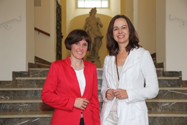 L'assessora Waltraud Deeg assieme alla Ministra austriaca per la famiglia, Sophie Karmasin