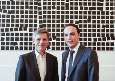 Il ministro Josef Ostermayer (a sx) assieme all'assessore Philipp Achammer (a dx) davanti al quadro dell'artista altoatesina Esther Stocker esposto negli uffici ministeriali a Vienna (Foto: BKA/ Georg Stefanik)