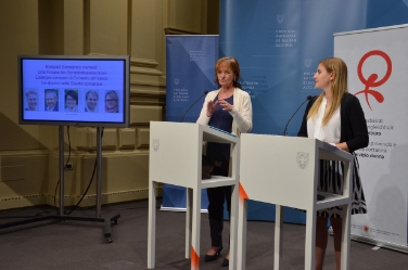 Soddisfatte l'assessora Martha Stocker (sx) e la presidente della Commissione provinciale per le pari opportunità Ulrike Oberhammer per i dati sulla rappresentanza femminile nei Consigli e Giunte comunali (Foto: USP/M.Pichler)