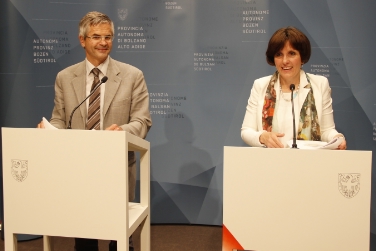 L'assessora Waltraud Deeg e il direttore di Dipartimento Stefan Waldner presentano i dati 2015 sull'assistenza estiva in Alto Adige
