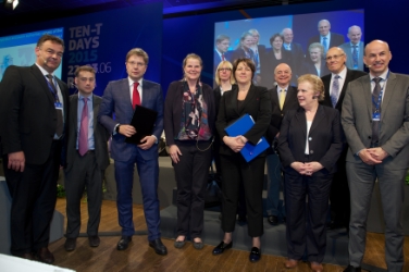 Consegna di lettera d'intenti per l'impiego di bus a idrogeno alla Commissaria UE Violetta Bulc a Riga. Il direttore della Ripartizione mobilità Günther Burger (a dx) - Foto: USP