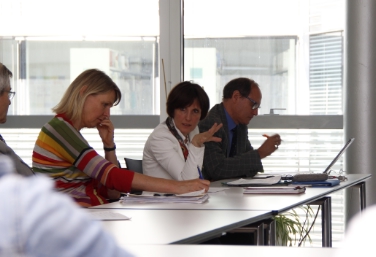L'assessora Deeg tra Gudrun Schmid e Gerhard Mair dell'Agenzia per la famiglia durante l'incontro con le cooperative sociali
