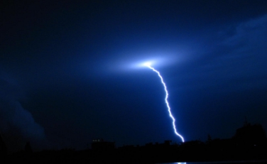 Nel mese di giugno 2015 sono caduti oltre 13.330 fulmini (Foto: pixelio)