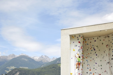 La nuova Palestra di arrampicata e bouldering scolastica K3, in via Josef Ferrari a Brunico (Foto: USP/Uff.Edilizia Est)