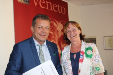 L'assessora Stocker con il coordinatore della Commissione, l'assessore regionale veneto Luca Coletto (Foto Tasser)