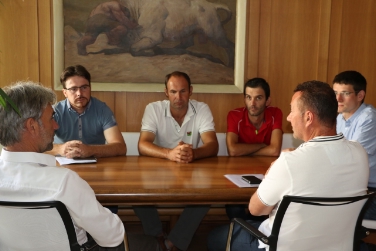 L'assessore Schuler (1° a sx) riceve in visita i nuovi vertici associazione ALS, il presidente Pircher, il suo vice Mittersteiner, e Prantl, Gasser e Mantinger (Foto: USP/M.Clara)