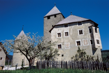 Un corso di ladino è in programma ogni venerdì alle ore 10.30 dal 3 luglio al 28 agosto al Museum Ladin Ciastel de Tor (Foto: ML Ciastel de Tor)
