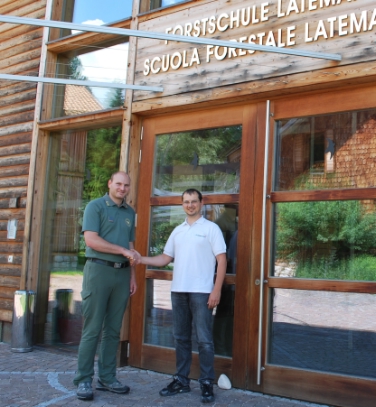 Michael Baumgartner (a sinistra) assume la guida della scuola forestale Latemar, retta per due anni da Marco Pietrogiovanna (a destra). Foto: USP/Scuola Latemar