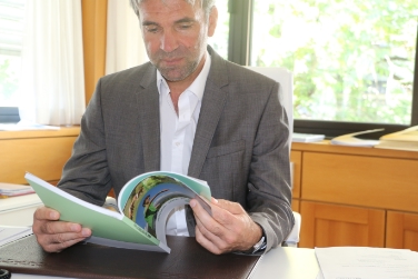 L'assessore Schuler con la copia fresca di stampa della Relazione 2014 (Foto USP/mac)