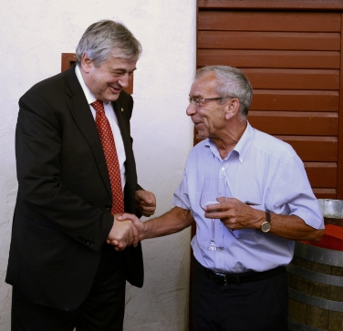 L'assessore Mussner si accomiata dal direttore della Ripartizione patrimonio Urthaler esprimendogli i suoi ringraziamenti (FOTO: USP/Paolo Bega)