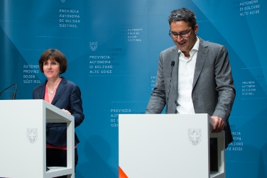 Il presidente Kompatscher e l'assessora Deeg durante la conferenza stampa dopo la seduta di Giunta (Foto USP/ohn)
