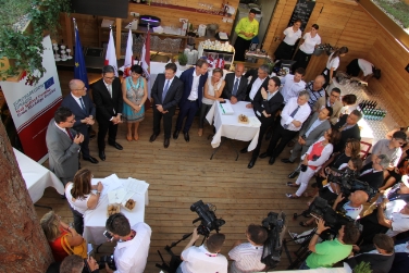 I tre presidenti Arno Kompatscher, Ugo Rossi e Günther Platter inaugurano la Settimana dell'Euregio nello stand dell'Alto Adige