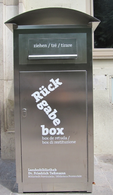 Il box di restituzione all'ingresso della biblioteca Teßmann
