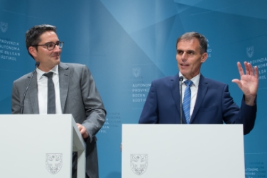 Il presidente Kompatscher e l'assessore Theiner hanno illustrato i nuovi criteri per la tutela delle acque (Foto USP/ohn)