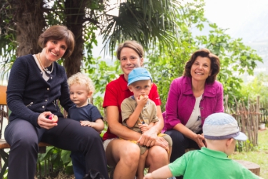Con i bimbi nel maso di Scena: l'assessora Deeg, la consigliera Kuenzer e la  Tagesmutter Katharina Weger