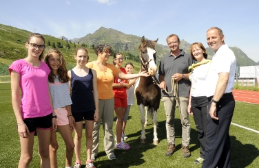 Il vicepresidente del Tirolo Josef Geisler nel weekend ha fatto visita all'Euregio Sport Camp insieme all'assessora provinciale allo sport dell'Alto Adige, Martha Stocker (Foto: TVB Innsbruck/Strigl)