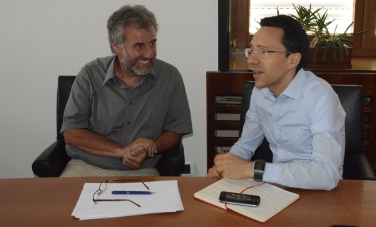 Il vicepresidente della Provincia Christian Tommasini (a dx) a colloquio con il neo sindaco di Merano Paul Rösch: primo scambio d'idee su progetti e iniziative (Foto: USP/F.Oliver)