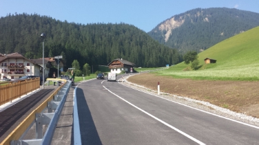 La strada provinciale Eores-S.Martino in Badia dopo la rettifica è all'altezza delle esigenze del traffico (Foto: UffTecStradeNordEst/M.Pinzan)