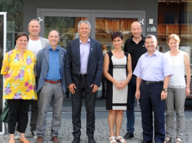 Il nuovo consiglio dell'Istituto ladino di cultura  (da sx a dx): Erica Castlunger, Leander Moroder, Roland Verra, Albert Videsott, Maria Kostner, Giorgio Costabiei, Bruno Senoner e Heidi Dapunt (FOTO: USP/Stephan Ploner)