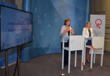 L'assessora Stocker (a sx), assieme alla presidente della Commissione provinciale per le pari opportunità, Oberhammer, hanno presentato le iniziative per i 25 anni dall'istituzione della Commissione in Alto Adige (Foto: USP/M.Pichler)