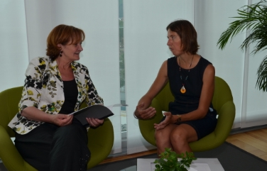 L'assessora Martha Stocker a colloquio con Silvia Moser, responsabile del servizio “Sostegno al telefono – Telefonseelsorge” della Caritas