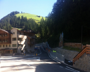 Nell'abitato di Pederoa nel comune di La Valle con una serie di allargamenti è stato sistemato e rettificato un tratto della strada provinciale SP 60 (Foto: USP/Uff.TecnicoStradeEst)