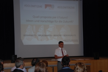 L'assessore Richard Theiner durante il suo intervento ad uno dei workshop #Dolomiti2040
