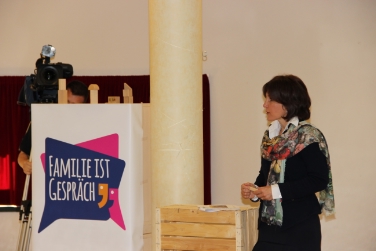 L'assessora Waltraud Deeg ha presentato le linee guida sull'assistenza all'infanzia al Consiglio dei Comuni