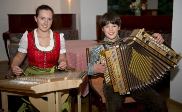 Musica popolare al Museo provinciale degli usi e costumi 16.08 con le sonorità del gruppo "Fratelli Oberhofer" di Braies (Foto: Oberhofer)
