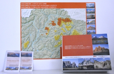 Il materiale didattico sulle Dolomiti, con schede e carta geografica, a disposizione degli studenti delle medie (Foto USP/Stuefer)