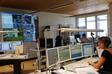 L'assistente al traffico Karin Unterhofer al lavoro nella Centrale viabilità (foto USP/mac)