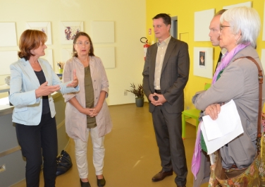 Sopralluogo delle assessore Martha Stocker e Christine Baur al punto d'appoggio per i migranti al valico del Brennero