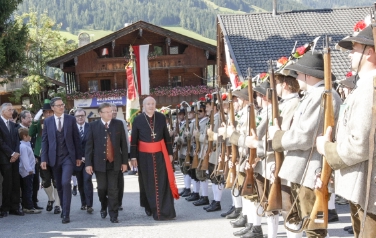 Euregio al Forum di Alpbach: i presidenti Kompatscher e Platter con il cardinale Schönborn (Foto: Land Tirol/Mühlanger)