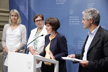 Presentate le nuove linee guida per l'assistenza all'infanzia: Gudrun Schmid, Gertraud Girardi Battisti, Waltraud Deeg e Stefan Walder