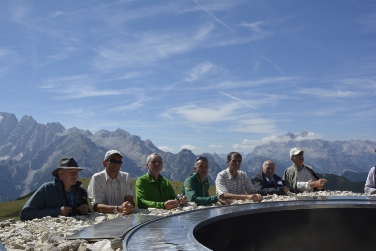 Inaugurata la prima terrazza delle Dolomiti patrimonio UNESCO. Da destra il direttore Brutti, il sindaco Bocher, l'assessore Theiner, la guida Erwin Steiner, il sindaco Mittermair, Renato Sascor (ufficio parchi naturali) e il geologo Piero Gianolla