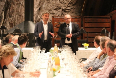 L'assessore Schuler durante l'incontro nella cantina dell'Azienda Laimburg (Foto: USP/René Tumler)
