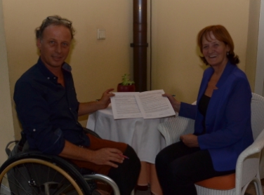 Martin Telser e Martha Stocker con il protocollo d'intesa sottoscritto da Provincia e Federazione per il sociale e la sanità