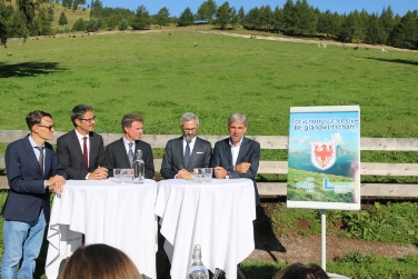 Piano d'azione per la ricerca in agricoltura di montagna: Günther Mathà, Arno Kompatscher, Konrad Bergmeister, Michael Oberhuber e Arnold Schuler