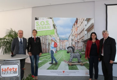 Strade sicure per scolari e anziani: presentate iniziative S.O.S. Zebra: V.Pagani, B.Siri, P.M.Ladstätter e l'ass. Mussner (FOTO:USP/R.Clara)