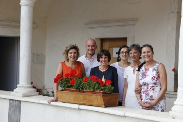 L'assessora Waltraud Deeg assieme al gruppo di lavoro del circolo scuola dell'infanzia di Silandro