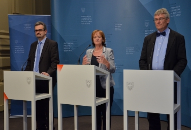 L'assessora Martha Stocker, il direttore generale, Thomas Schael, ed il direttore di Dipartimento, Michael Mayr, hanno presentato gli indirizzi di programmazione strategica 2016 dell'Azienda sanitaria provinciale