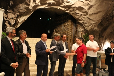 SP Laimburg: 99 diplomi consegnati da assessori Schuler (4° da sx) e Achammer (5° da sx)- Foto: USP/M.Clara