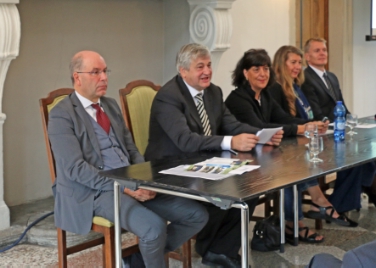 Il dir. Dip. Valentino Pagani, l'assessore Florian Mussner, le direttrici d'Uff.Catrin Marzoli e Waltraud Kofler-Engl und il dir.BLS Ulrich Stofner presentano la Giornata del patrimonio (FOTO: USP/A.Schrott)