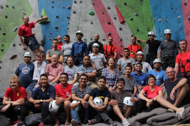 Gli specialisti dell’Accademia Europea di Bolzano Eurac e dell’associazione alpinistica AVS con il sostegno finanziario della Provicnia formano medici e guide alpine nepalesi nel ruolo di istruttori (Foto: Eurac)