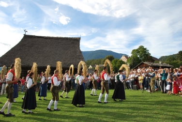 Un'immagine di una danza folcoristica organizzata presso il Museo di Teodone